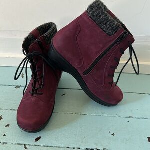 Cozy lined Suede bootie Measures US  6 side zipper. Burgundy Lace Up Groundhog